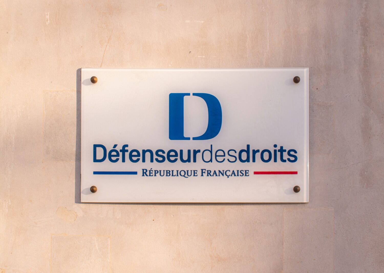 UNE AUTORITÉ À PART : PLONGÉE AU CŒUR DE L'INSTITUTION DE DÉFENSEUR DES DROITS