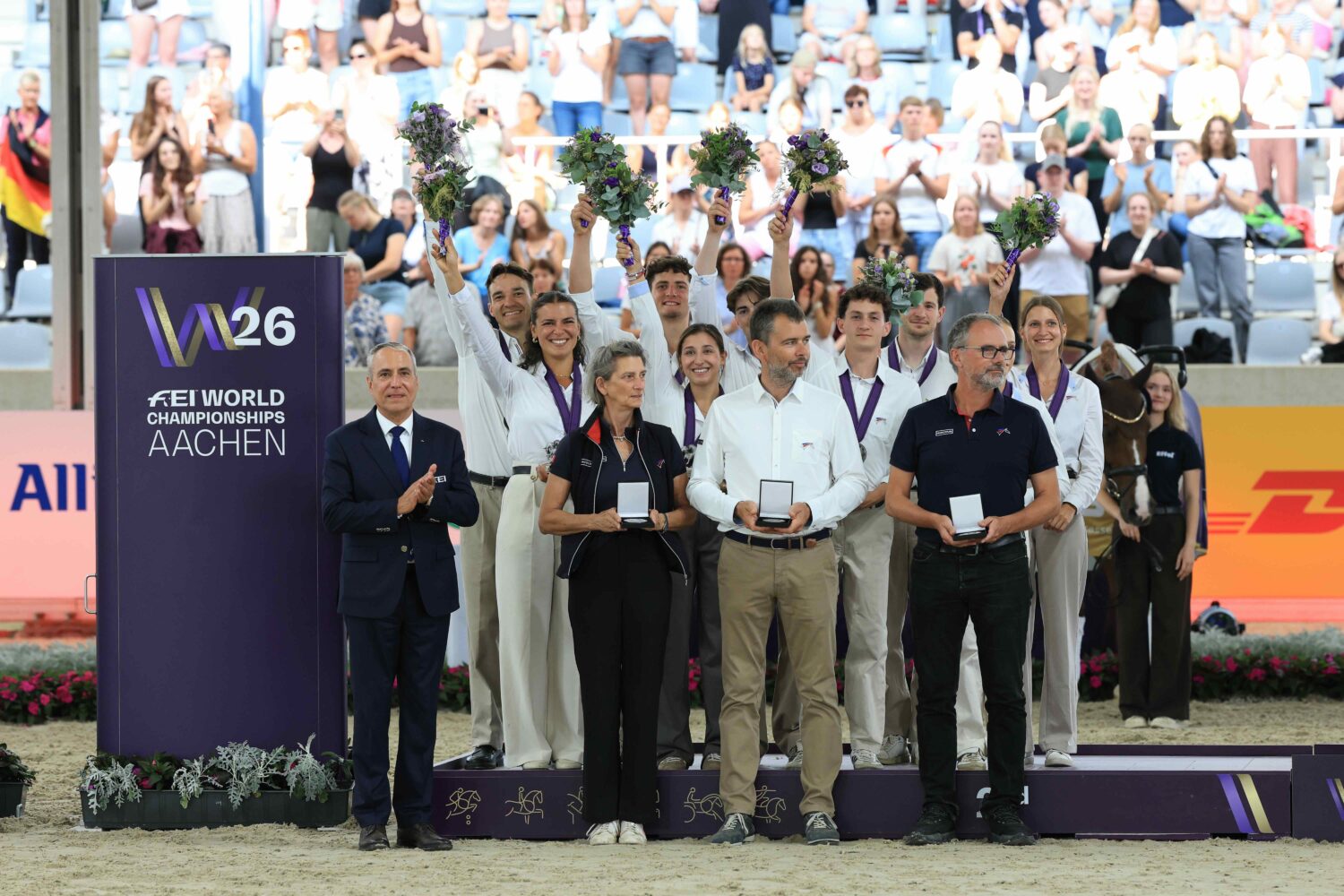 podium-de-la-nations-cup-de-voltige-en-presence-d-Ingmar-de-vos-et-de-frederic-bouixffe-psv-jpg