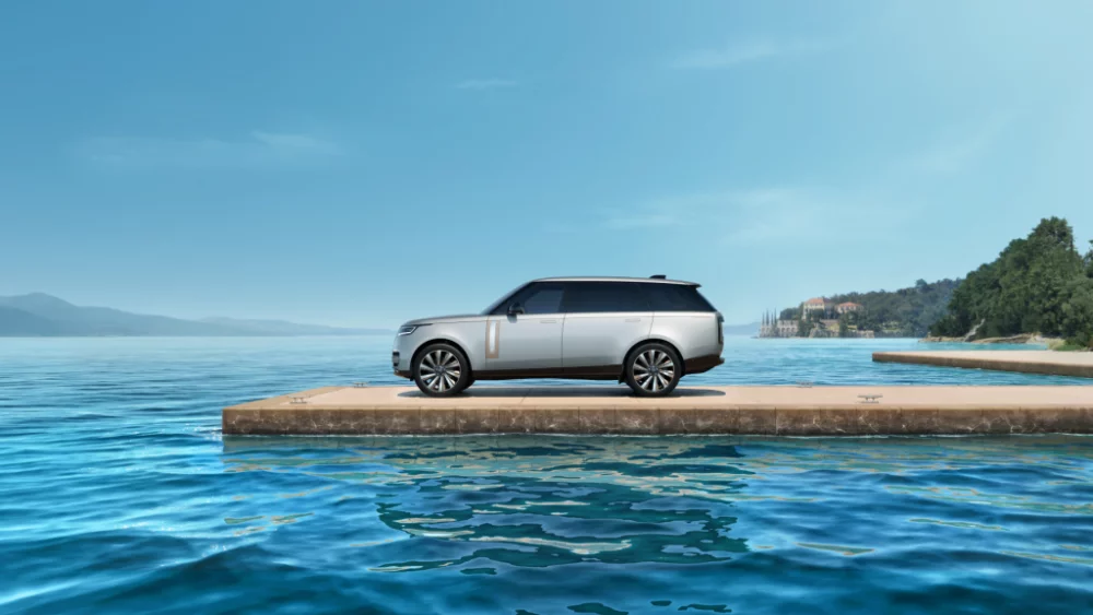 RANGE ROVER DÉVOILE SA VISION DU LUXE MODERNE AU COEUR D’UN ÉTÉ EN SARDAIGNE