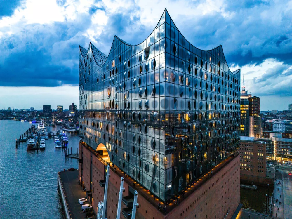 L’Elbphilharmonie de Hambourg a 10 ans : une salle de concert spectaculaire célèbre une décennie de succès