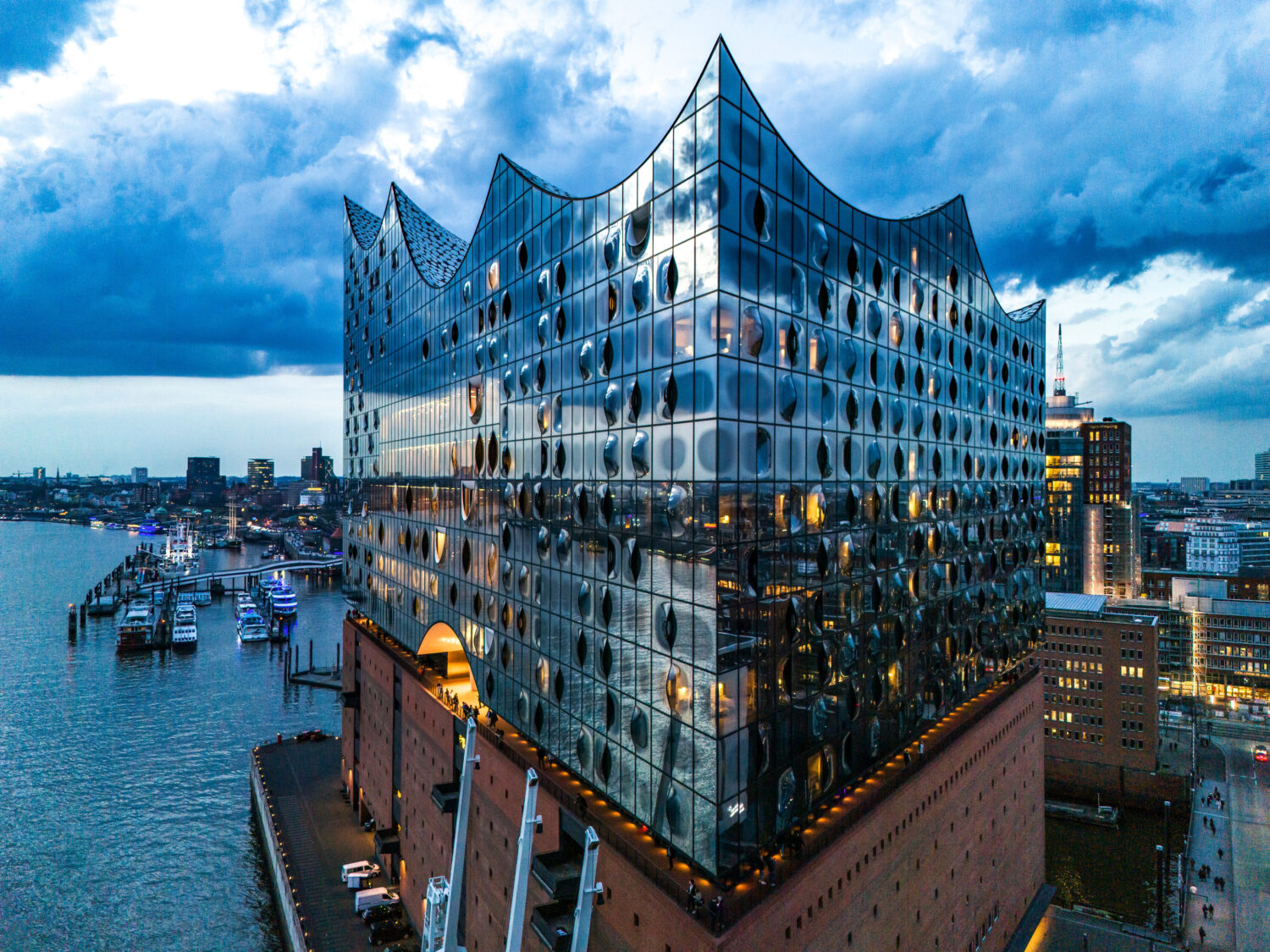 L’Elbphilharmonie de Hambourg a 10 ans : une salle de concert spectaculaire célèbre une décennie de succès