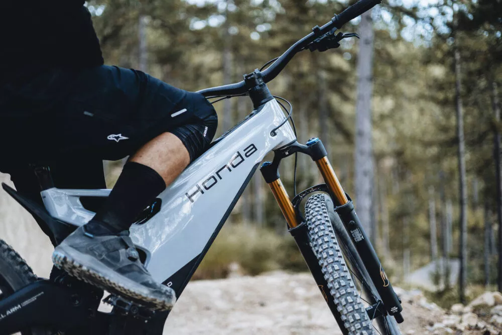 Le plus grand constructeur mondial de motos confirme son entrée sur le marché des VTT électriques (e-MTB)