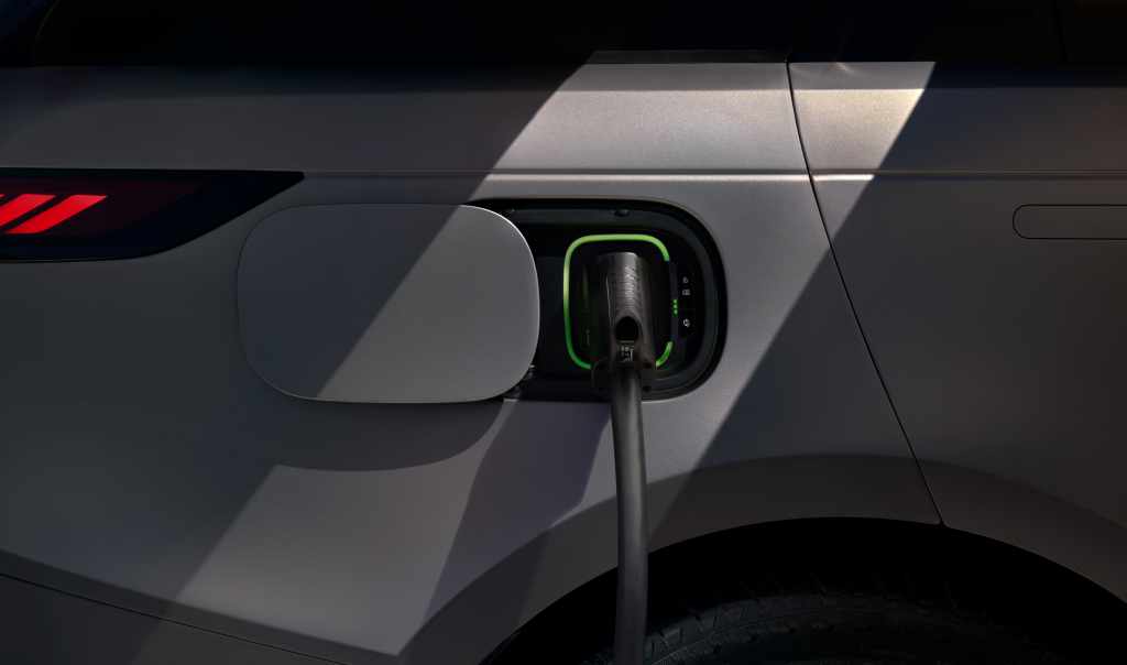 RRSElectric27MYEDetailACCharging07300926-jpg